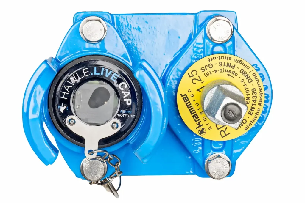 Hawle.live CAP zamontowany na hydrancie podziemnym UNO Moduł Hawle.live CAP zamontowany na hydrancie podziemnym UNO – widok z góry na urządzenie i mechanizm uruchamiający.